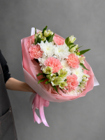 фото Яркий летний букет в розовых оттенках с альстромерией и гвоздикой 💓