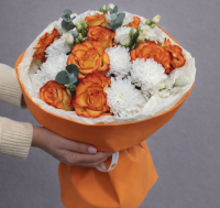 фото Букет Яркие розы (9) с кустовой хризантемой 🧡