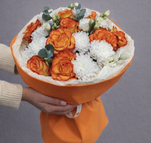 фото Букет Яркие розы (9) с кустовой хризантемой 🧡